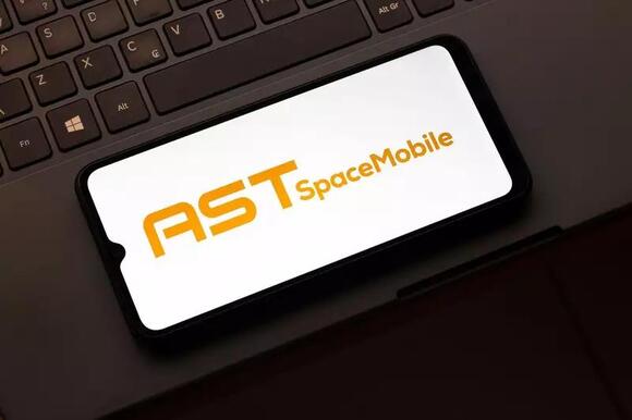ASTS Slips Overnight: Retail Sees Upside In SpaceX's 80,000-Site Push -- FCC Adviser Sees Global Satellite Power Race