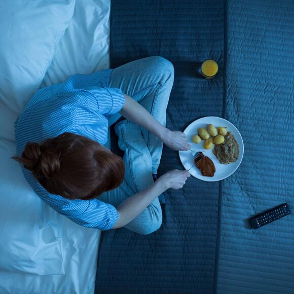 Why People Who Eat Before Bed Are More Likely To Wake Up With A Bloated