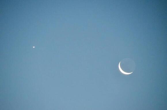 Chase the Year’s Slenderest Crescent Moon Alongside Venus on March 19 ...