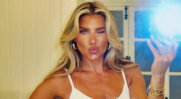 NFL Sideline Reporter Melanie Collins Gave Everyone A Peak In Her ...