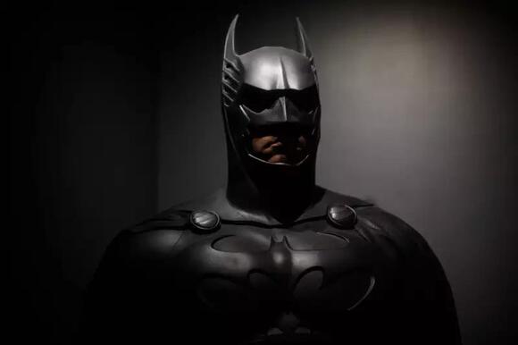 Batman spotted helping drivers in London as man in costume gives away £ ...