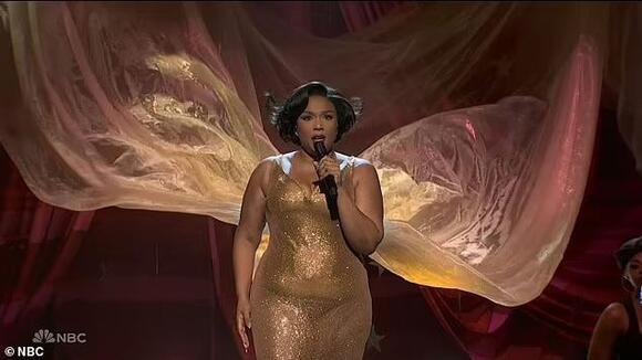 lizzo snl gold dress Lizzo (and Her Flute!) Were Adorned in Gold at the Met Gala