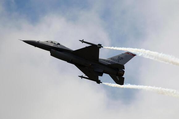 Pentagon locks in 10-year F-35 jet deal