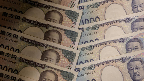 Euro sinks on French debt worries, yen gains for week on AI rout