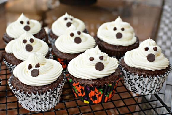 These Halloween Ghost Cupcakes Get Their Fluffy Frosting From ...