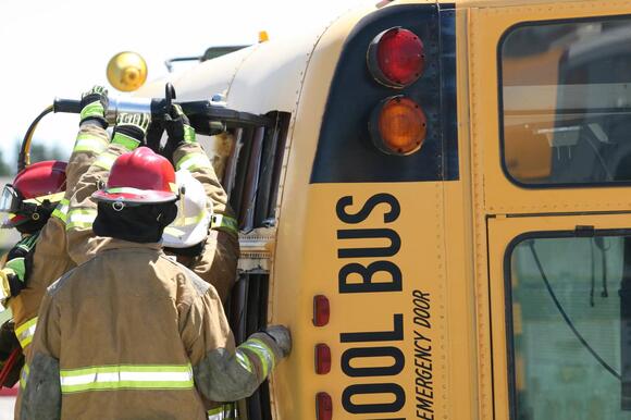 🚨 Two students killed, seven hurt in Tennessee school bus crash - NewsBreak