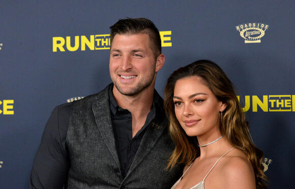 Tim Tebow Leads College Football Pre-Game Prayer - NewsBreak