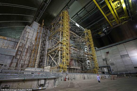 Inside Chernobyl's radioactive corridors: Nuclear waste barrels ...