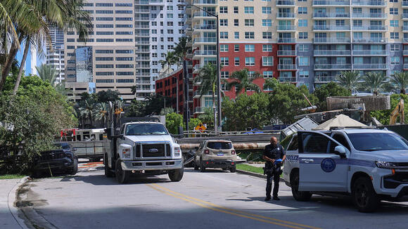 4 injured as construction rig collapses on Brickell street, Miami ...