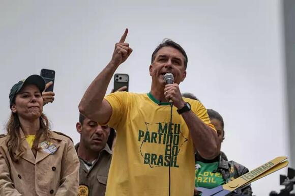 Flávio Bolsonaro’s attempt to call Lula “corrupt” backfires as his ...