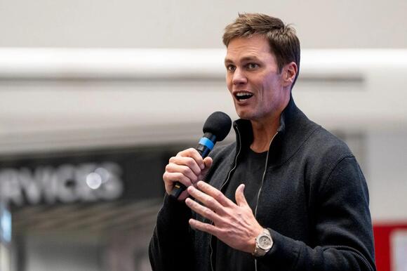 Tom Brady Reveals He Got So Many Gifts From Michael Jordan That He Almost  Had To Rethink His Entire Setup - NewsBreak