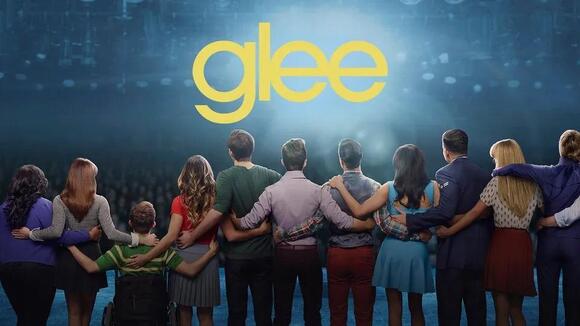 What a Glee Reboot Could Learn From Scrubs’ Revival Success