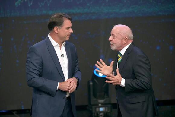 Bolsonaro Lead Over Lula Shrinks as Trump Stays on Brazil Election Sideline