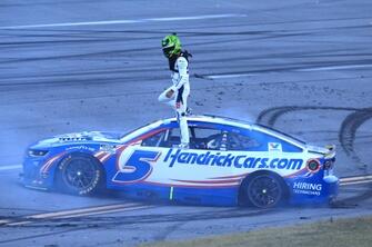 Yellow line debate divides NASCAR fans after Talladega Cup finish ...