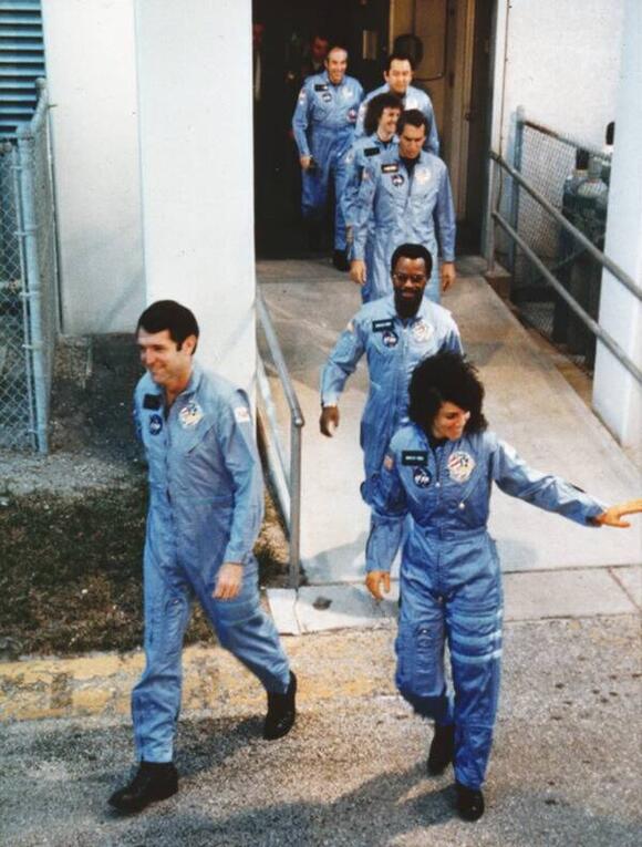 33 Unsettling Photographs Of The Challenger Explosion As It Unfolded ...