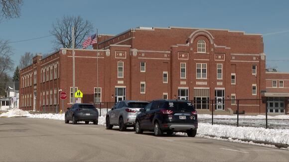 Lake Geneva Schools superintendent explains plan to dissolve elementary ...