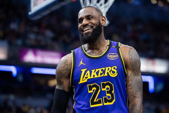 Lakers Astonishingly Predicted To Land $50,000,000 NBA Champion in Huge  Trade Centered Around LeBron James - NewsBreak
