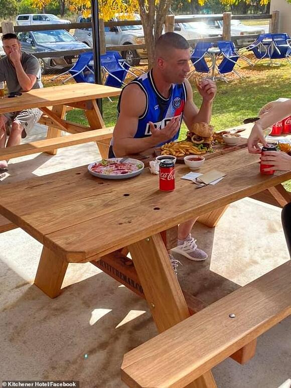 Aussie becomes first fast food fan EVER to complete pub's ridiculous ...