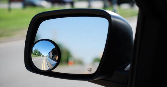 10 Warning Labels Federal Law Requires on Every Car - NewsBreak