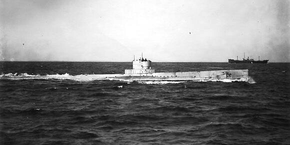 After the USS R-14's engines failed and the radio died, the crew had to ...