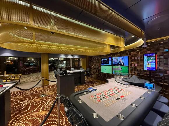 Royal Caribbean quietly replaces a popular bar with a non-smoking ...