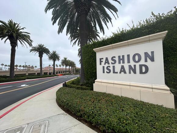 Suspects sought in violent robbery, attempted carjacking at Fashion ...