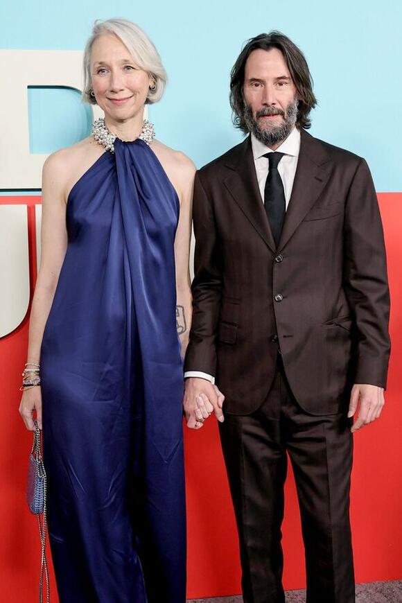 Keanu Reeves poses at Outcome premiere with girlfriend after dodging ...