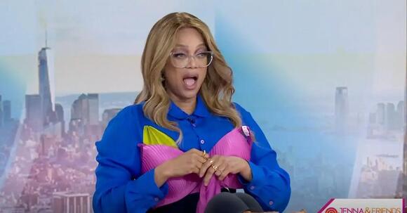 Tyra Banks Reveals Her Bra Size on Live TV After Accidentally Exposing ...