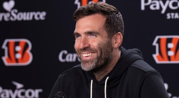 New Hot Mic Caught Joe Flacco's Epic 5-Word Zinger to Aaron Rodgers During Wild Postgame TNF Handshake [VIDEO] - NewsBreak