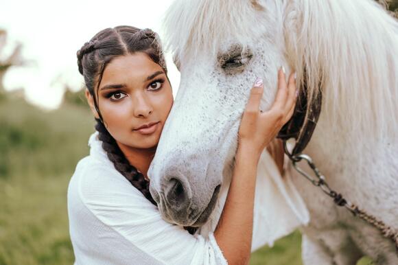 17 Gentle Signals an Old Horse Gives Before a Yard Notices Anything ...