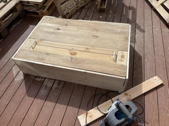 He Turned Old Pallets Into a Patio Lounge Set With Cushions Cut From an ...