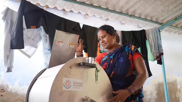Non-electric washing machine chalks up big win for low-tech ingenuity ...