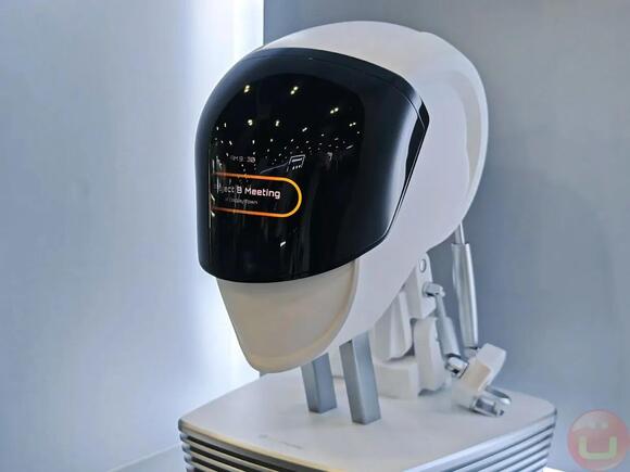 LG Display Unveils Humanoid Robot Head With Tandem OLED Curved Display ...