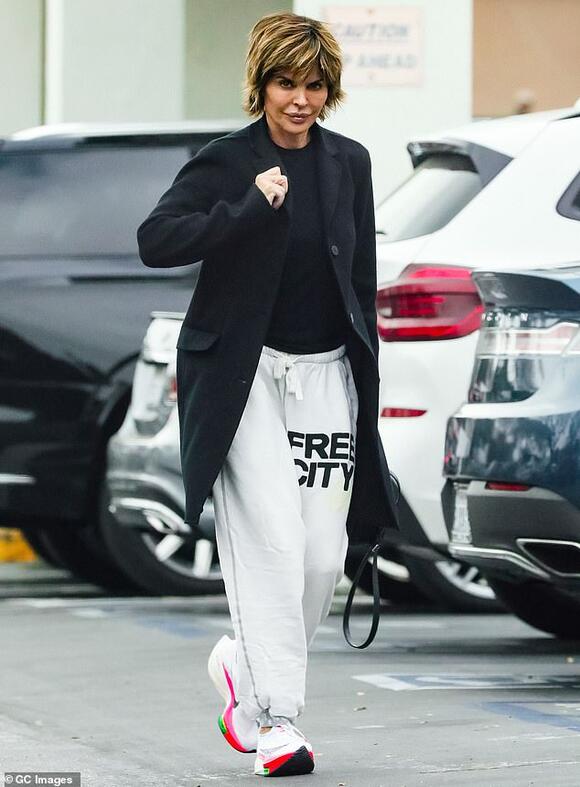 Lisa Rinna ditches the high fashion for sweatpants and trainers as