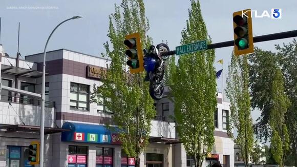 VIDEO: Motorcycle seen hanging off traffic light after crash - NewsBreak