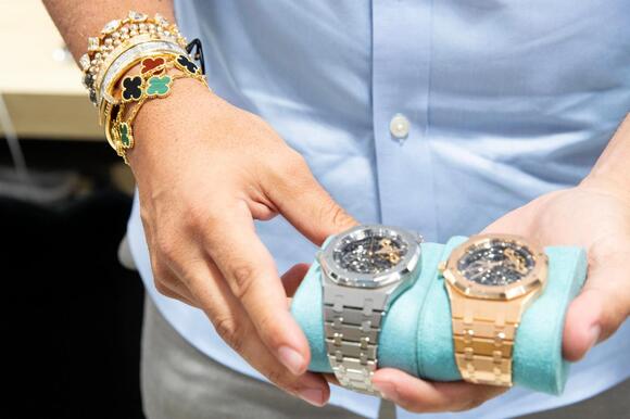 Jewelry influencer 'The Watch King' zapped with stun gun, robbed of $560K  in wild NYC ambush: 'They know where I live' - NewsBreak