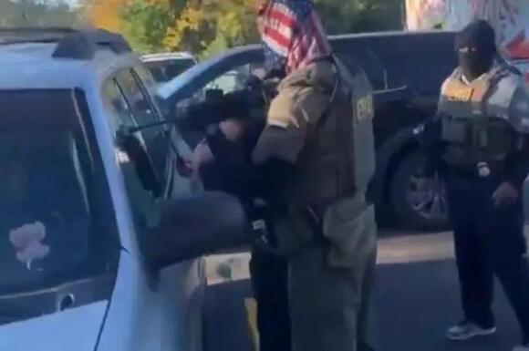Shocking video shows ICE agent wearing American flag smash car window ...