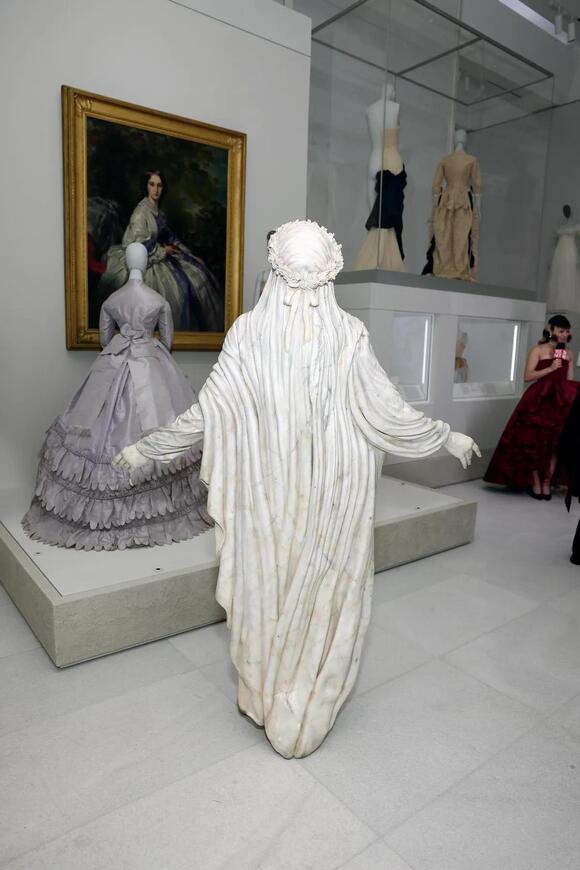 Who Was Behind the Met Gala 2026 Statue Look? Stunning Blonde Model ...