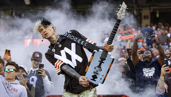 Machine Gun Kelly injures hand on a giant thorn while filming video in ...