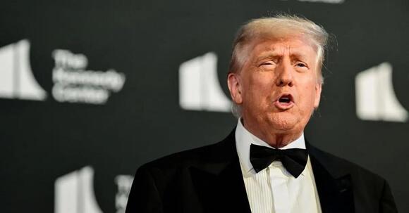 Donald Trump's Troubling Hand Appearance Raises Health Questions at G7 ...