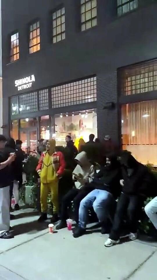 Long line at Detroit Apple Store for foldable iPhone Duo - NewsBreak