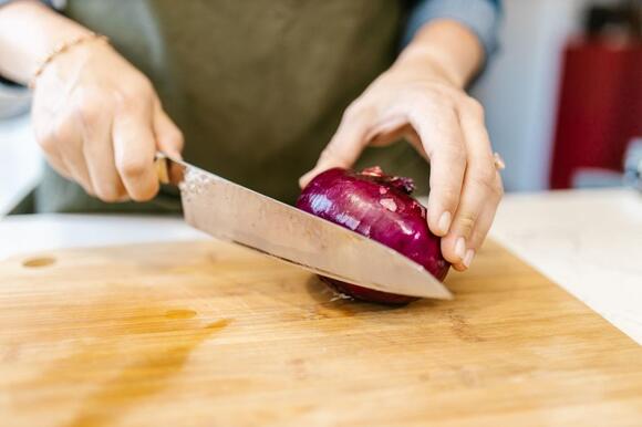 Why Cutting Onions Makes Your Eyes Water And 6 Ways to Reduce It ...