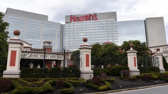 KO On The Casino Floor – Dude Takes a Break From Roulette To Knock Out His Attacker During Wild Scene At Harrah's Resort [VIDEO] - NewsBreak