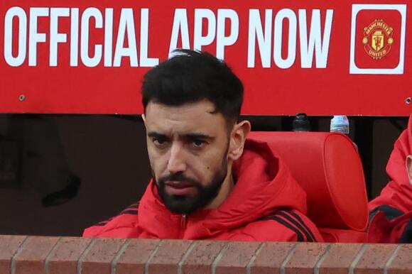 ‘Manchester United players will be relieved Bruno Fernandes has been dropped’