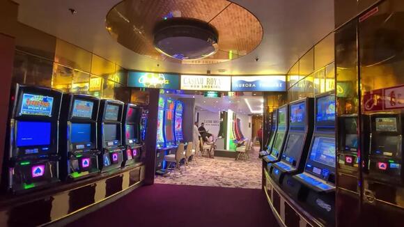 Royal Caribbean quietly replaces a popular bar with a non-smoking ...
