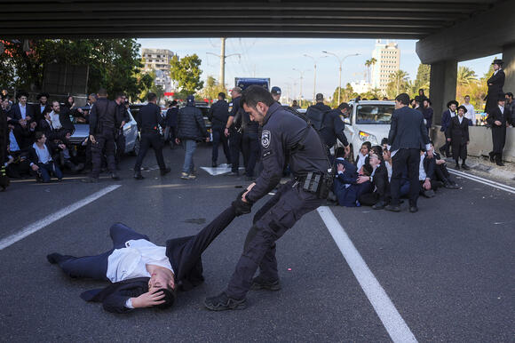 More Israelis are leaving as war, economy and political divisions ...