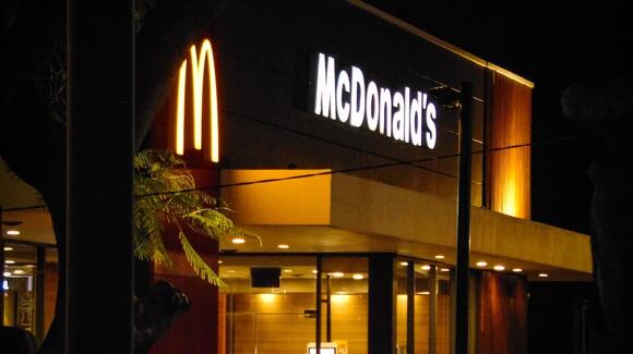 Newsom signs bill to hike minimum wage for California fast food workers to  $20 an hour | Golden Gate Media | NewsBreak Original