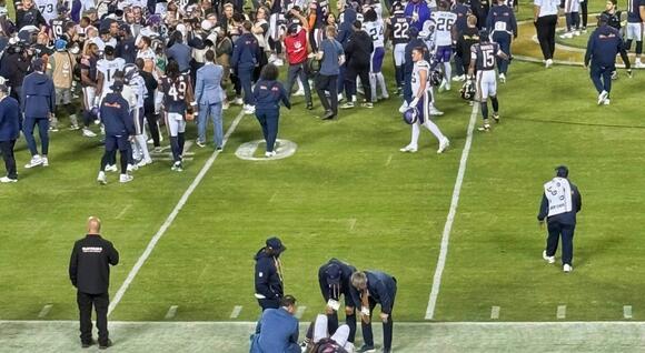 Shocking Fan Footage Captured Bears WR DJ Moore Collapsing on Field After  MNF Game – Team Staff Rushes to Aid Him In Terrifying Moment - NewsBreak