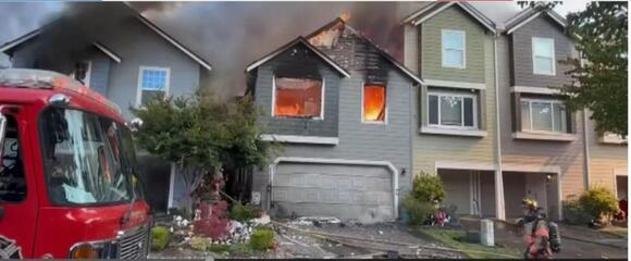 Three dead after twin-engine plane crashes into townhomes near Portland ...
