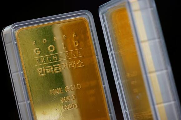 Gold dips on dollar bounce as investors see U.S. election 